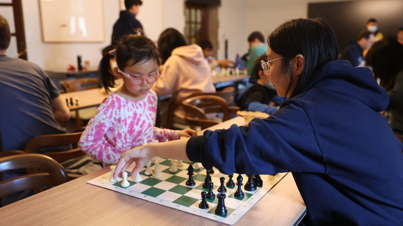 WIM Yunshan Li helps analyze games with players at Hart House, March 2023.